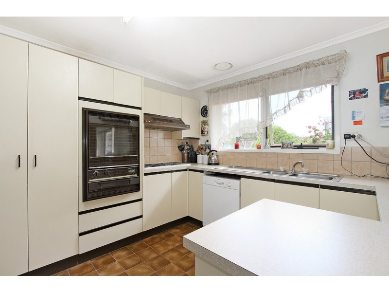 6 Madden Retreat, Berwick VIC 3806