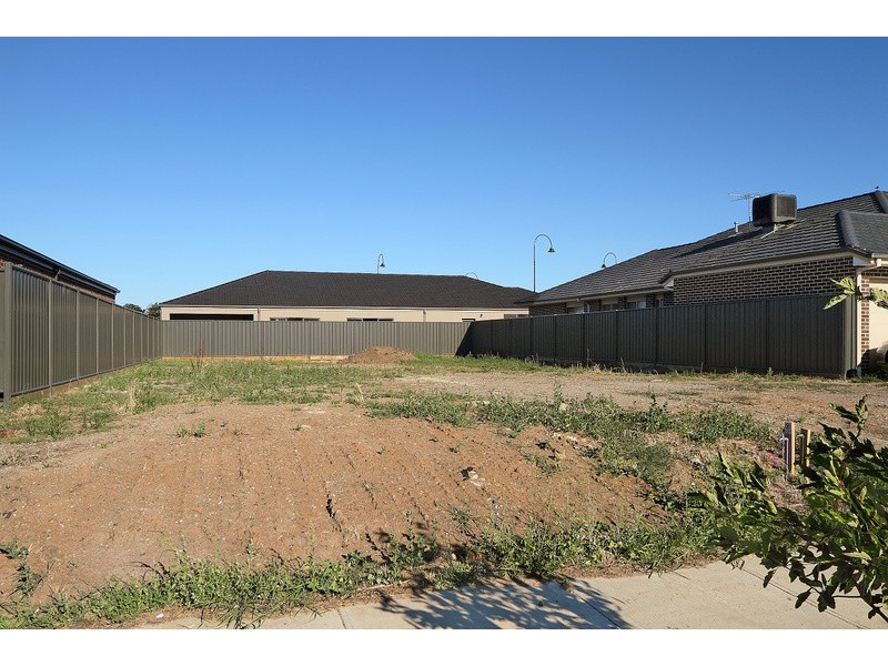 18 Cerbera Bend, Cranbourne North VIC 3977