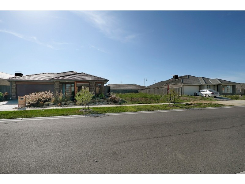 18 Cerbera Bend, Cranbourne North VIC 3977