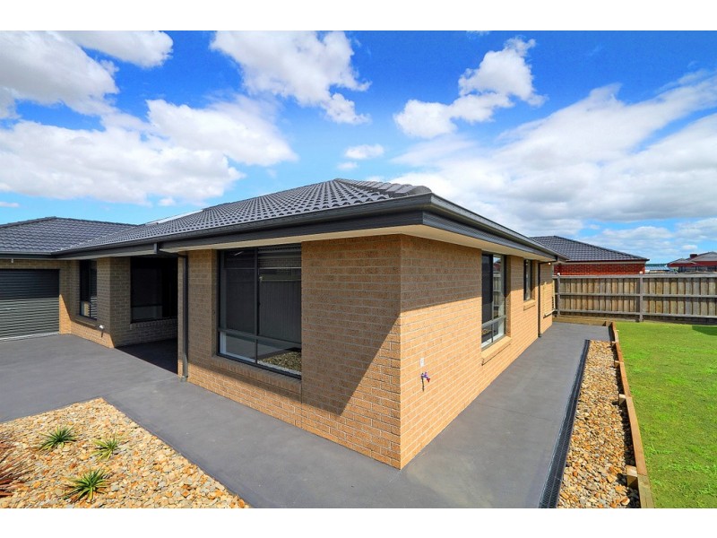 13 Dalton Way, Cranbourne East VIC 3977