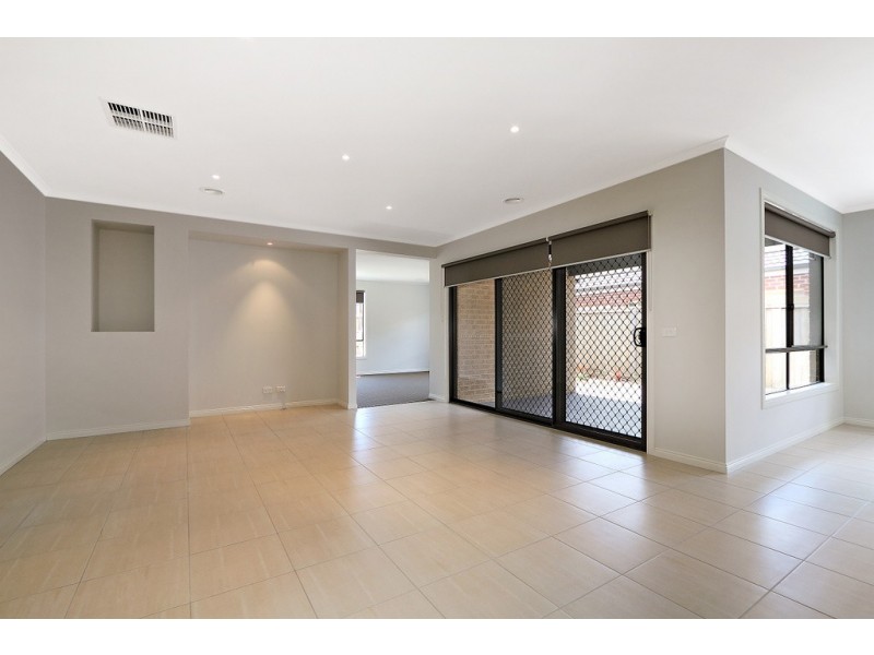 13 Dalton Way, Cranbourne East VIC 3977