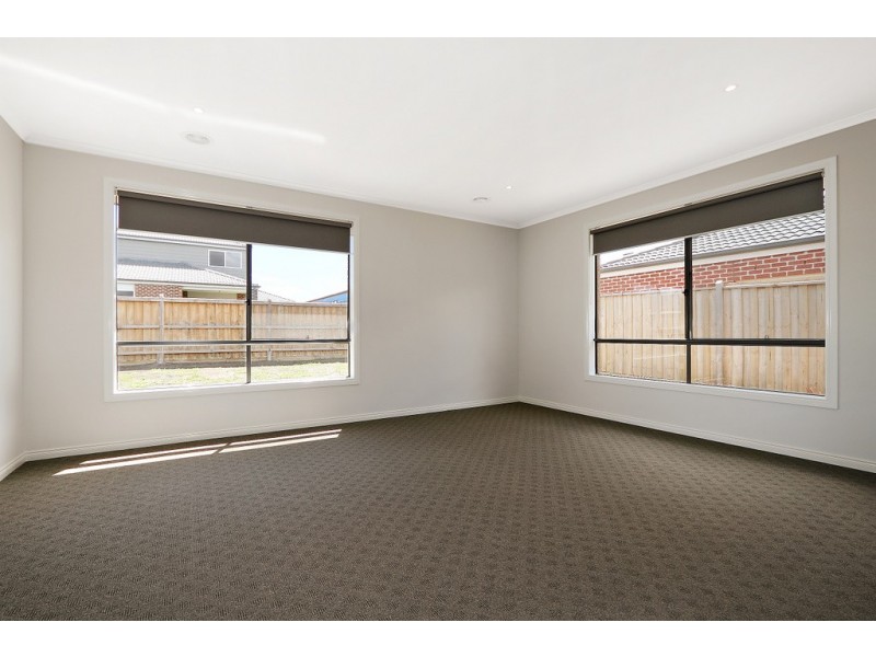 13 Dalton Way, Cranbourne East VIC 3977