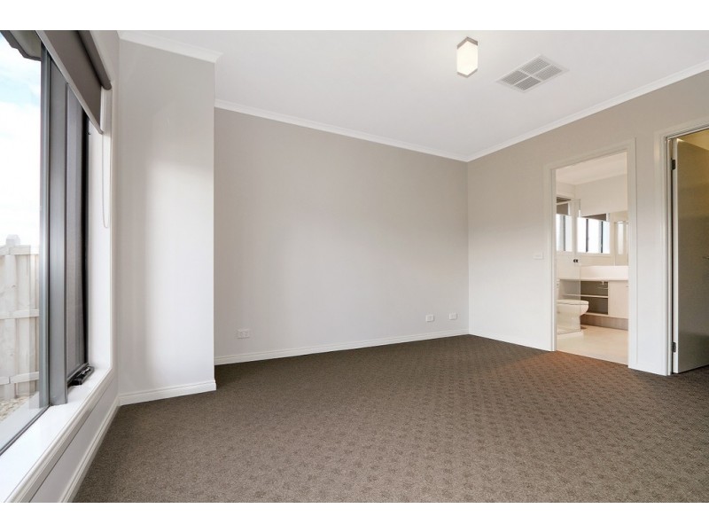 13 Dalton Way, Cranbourne East VIC 3977