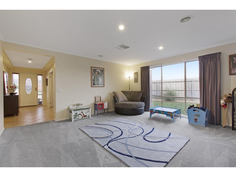 27 Pendulum Place, Berwick VIC 3806