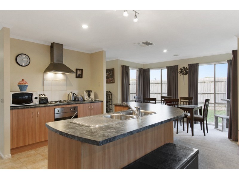 27 Pendulum Place, Berwick VIC 3806