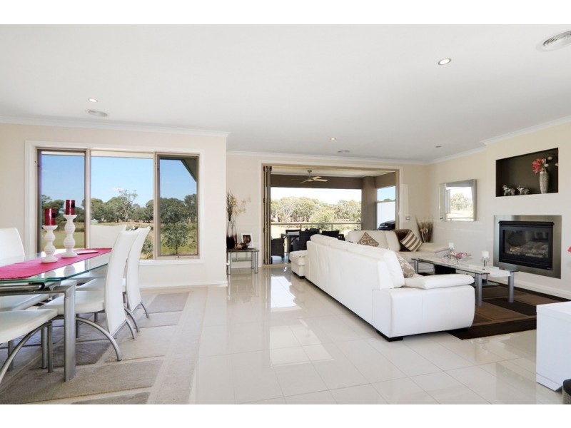 24 Nagle Drive, Sandhurst VIC 3977