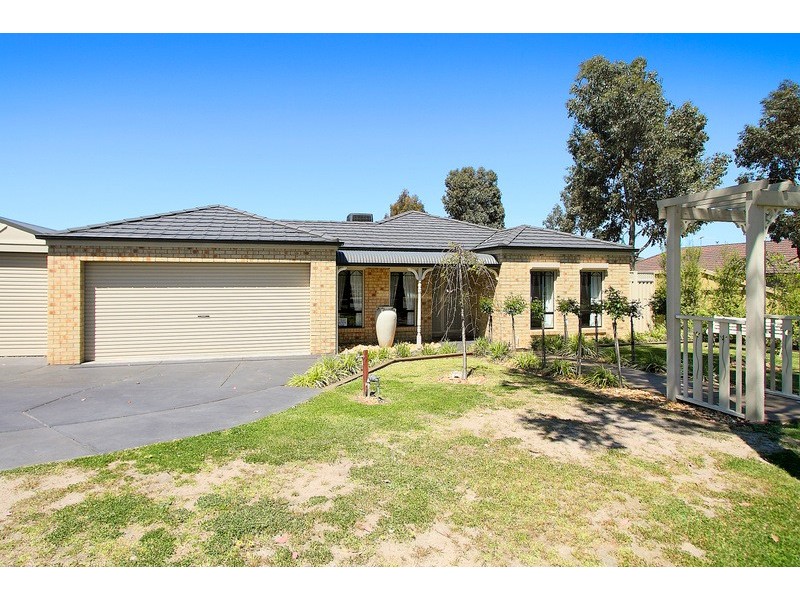 14 Canet Grove, Narre Warren South VIC 3805