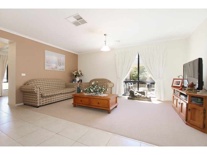 14 Canet Grove, Narre Warren South VIC 3805