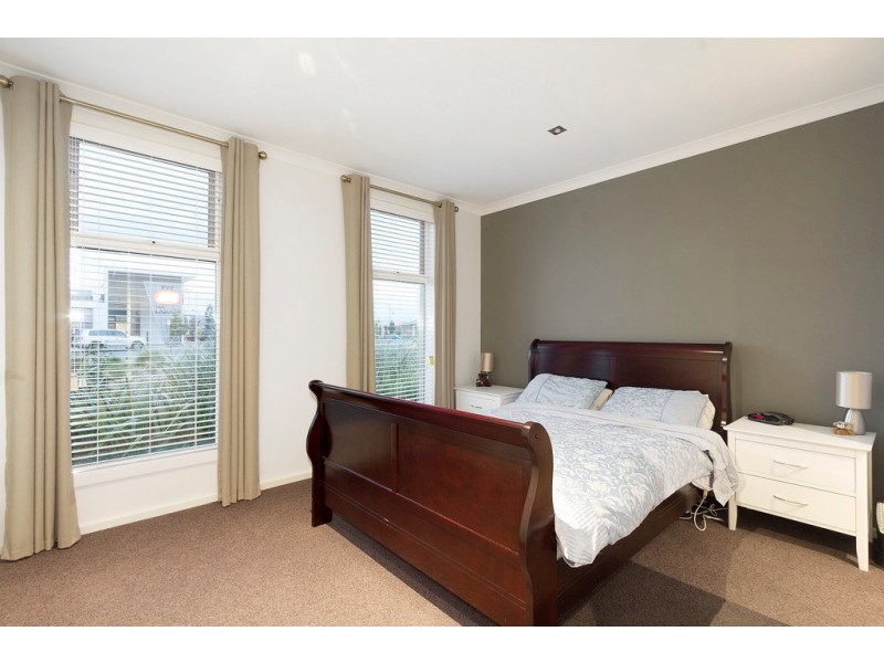 8 Aspect Lane, Cranbourne North VIC 3977