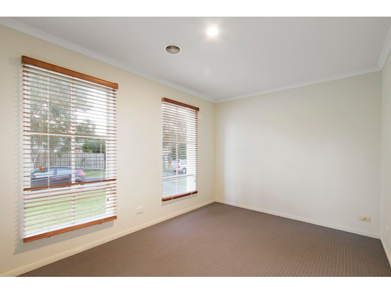 10 Regent Close, Berwick VIC 3806