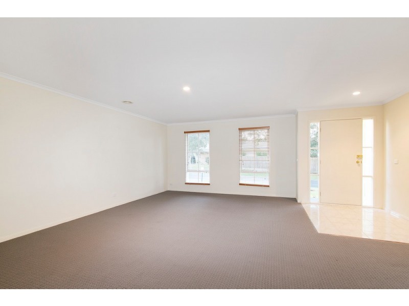 10 Regent Close, Berwick VIC 3806