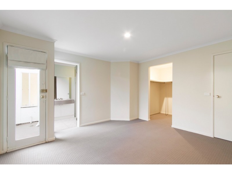 10 Regent Close, Berwick VIC 3806