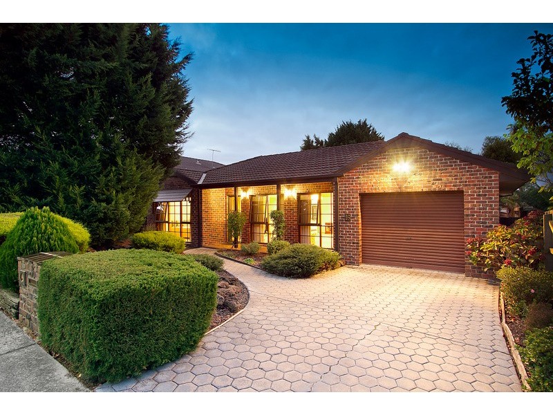 16 Shannon Way, Berwick VIC 3806