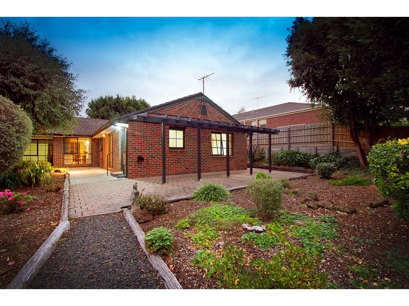 16 Shannon Way, Berwick VIC 3806
