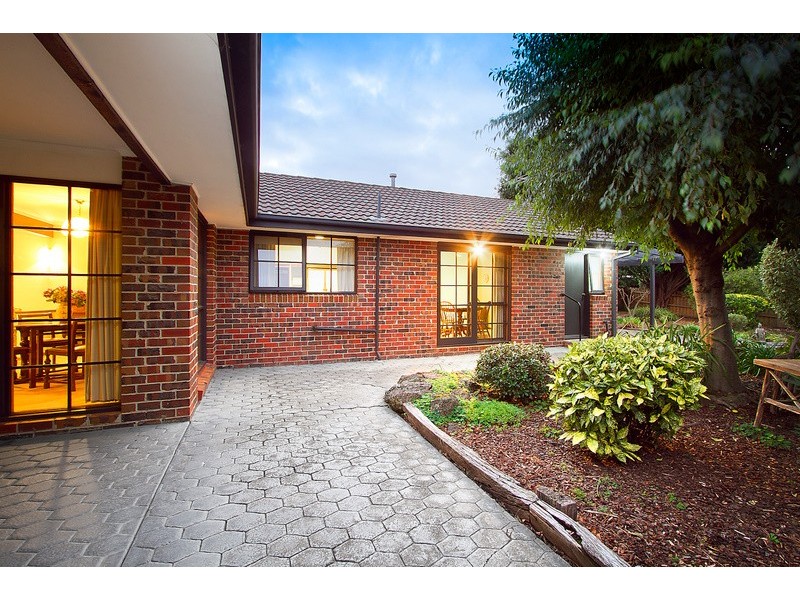 16 Shannon Way, Berwick VIC 3806