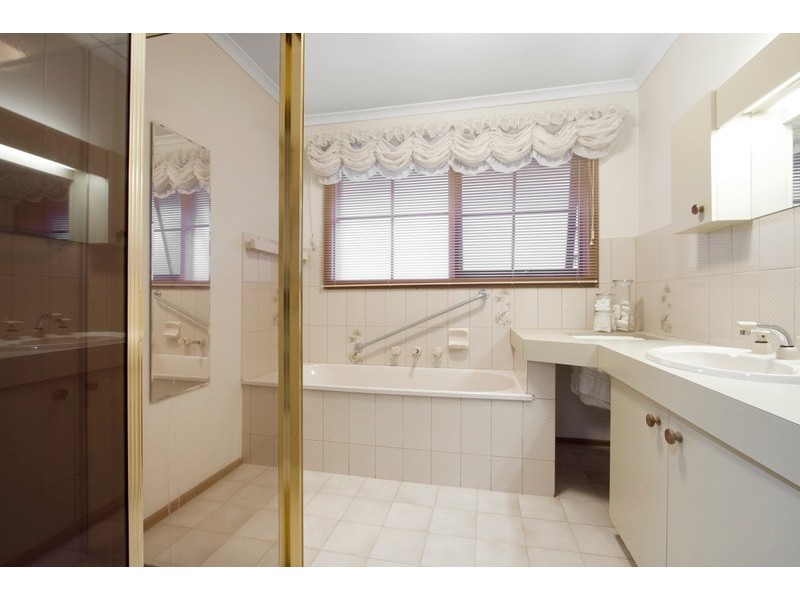 16 Shannon Way, Berwick VIC 3806