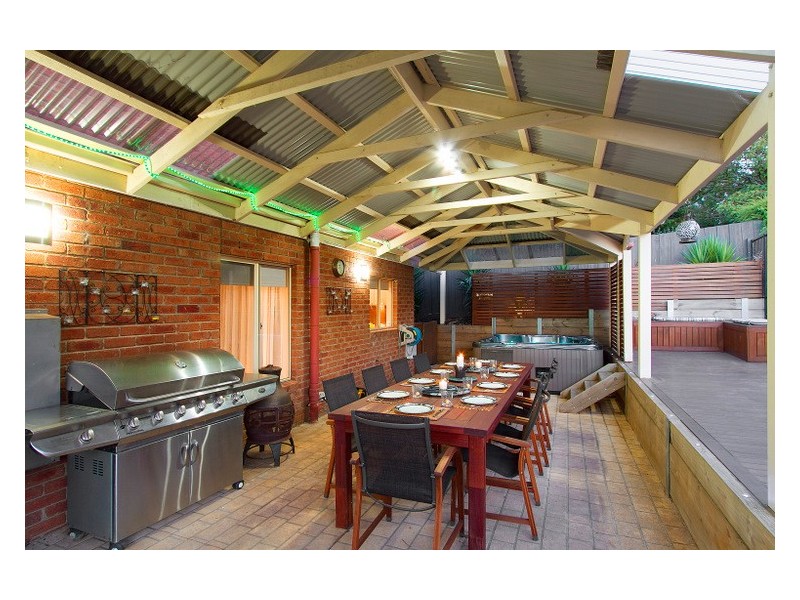 25 Lawrence Drive, Berwick VIC 3806