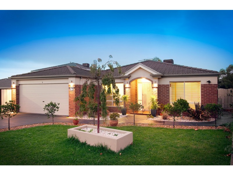 8 Blandford Crescent, Narre Warren South VIC 3805