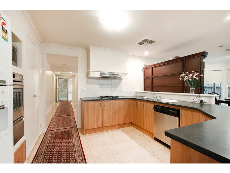 8 Blandford Crescent, Narre Warren South VIC 3805