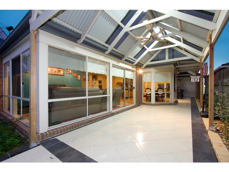 8 Blandford Crescent, Narre Warren South VIC 3805