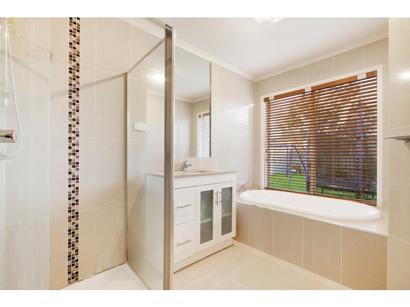 8 Blandford Crescent, Narre Warren South VIC 3805