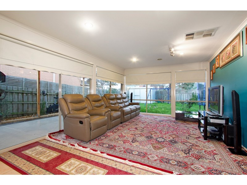 8 Blandford Crescent, Narre Warren South VIC 3805