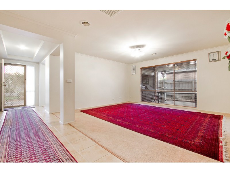 8 Blandford Crescent, Narre Warren South VIC 3805