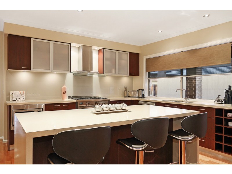 8 Manorwood Way, Berwick VIC 3806