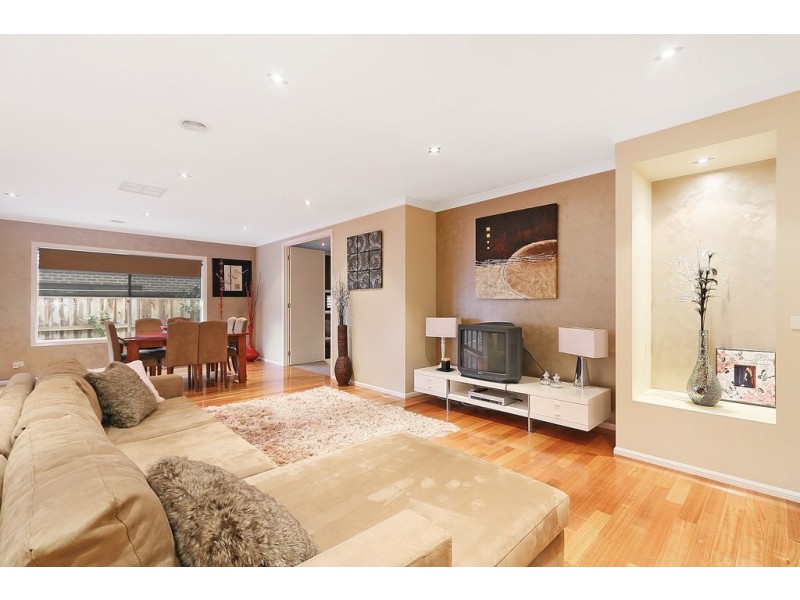 8 Manorwood Way, Berwick VIC 3806