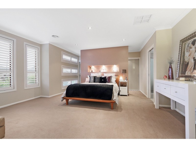 8 Manorwood Way, Berwick VIC 3806