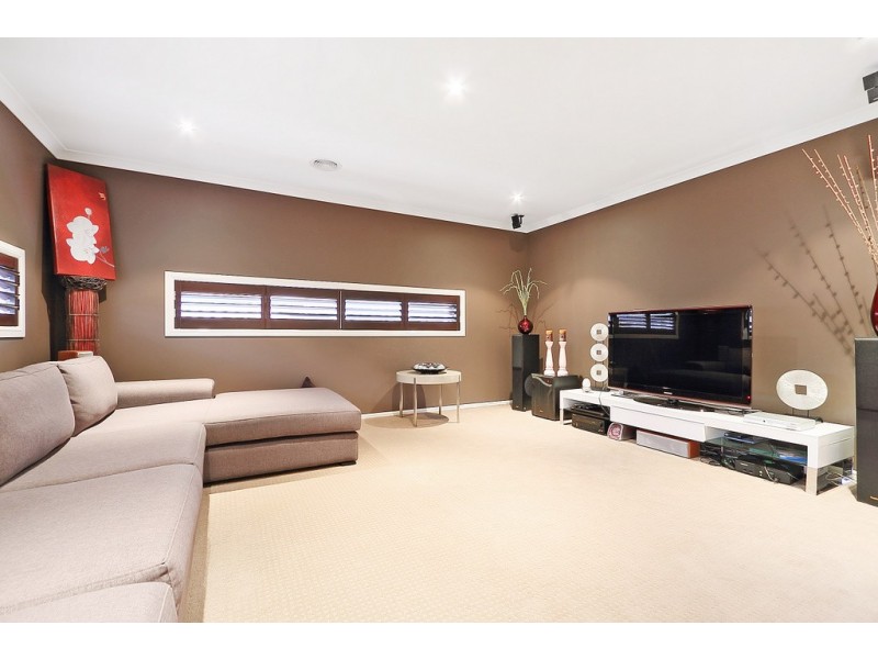 8 Manorwood Way, Berwick VIC 3806