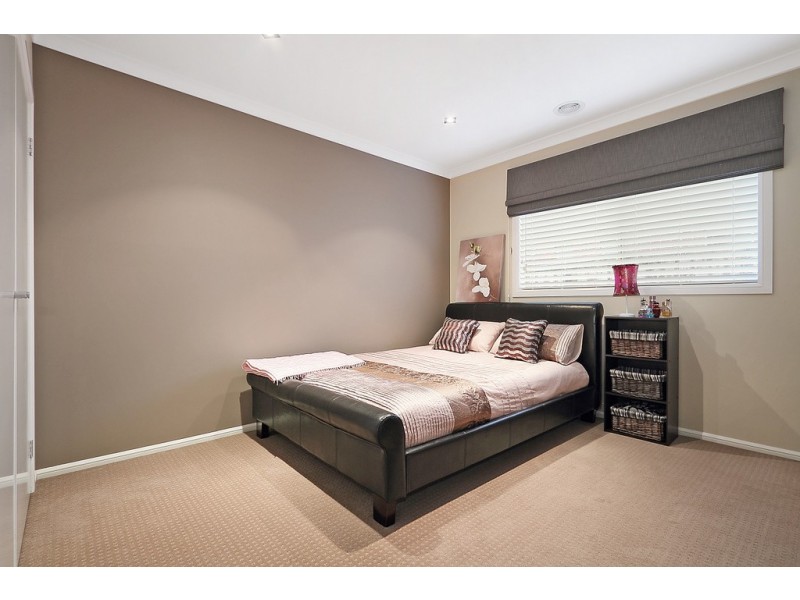 8 Manorwood Way, Berwick VIC 3806