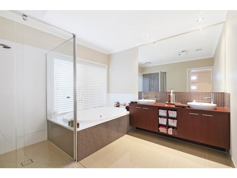 8 Manorwood Way, Berwick VIC 3806