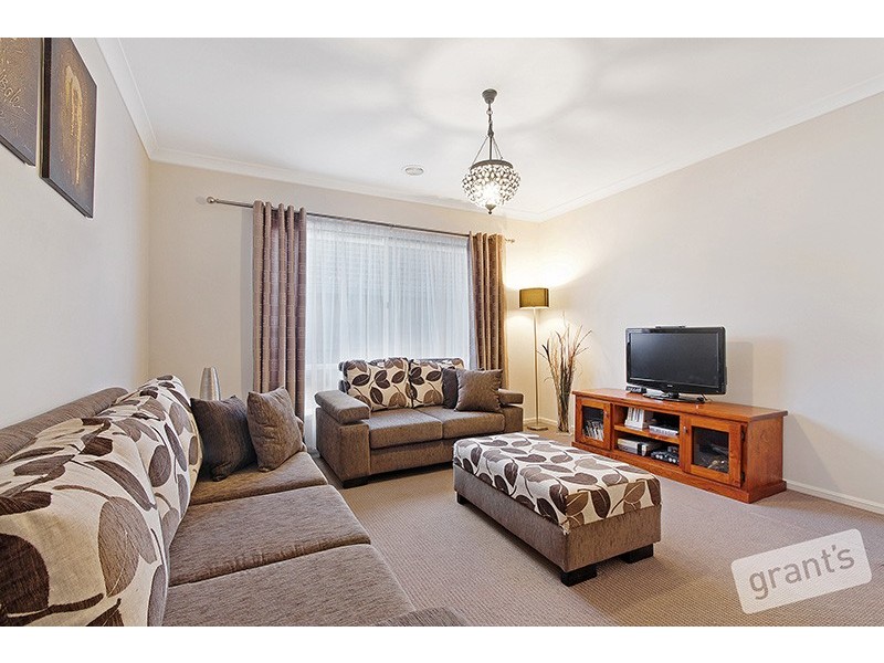 13 Yammerbook Way, Cranbourne East VIC 3977