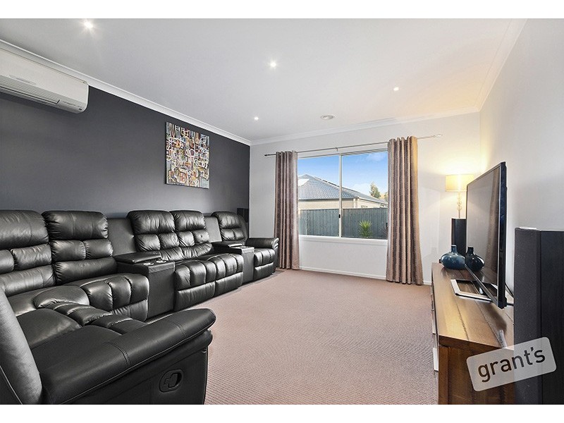 13 Yammerbook Way, Cranbourne East VIC 3977