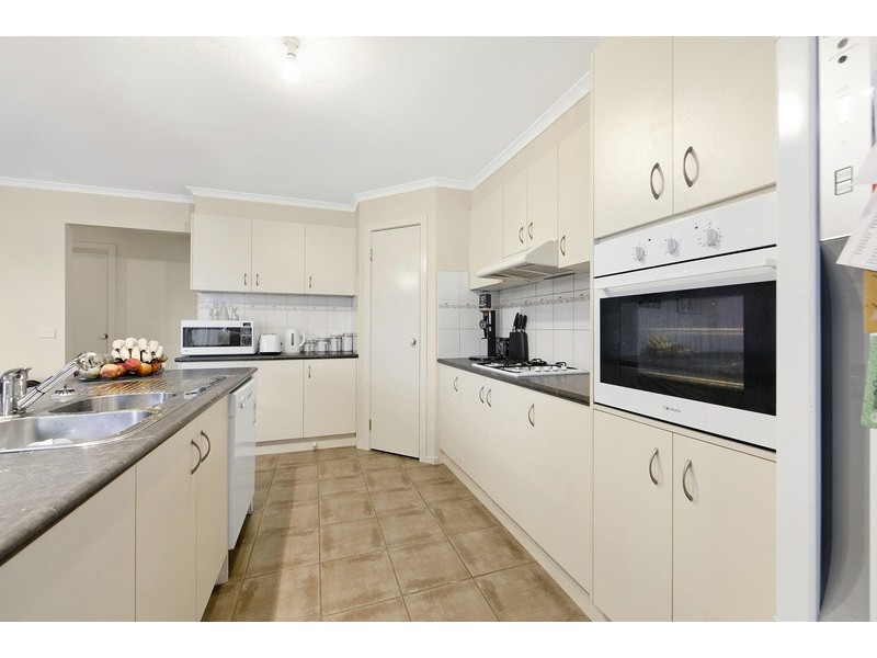 10 Oakgrove Drive, Narre Warren South VIC 3805