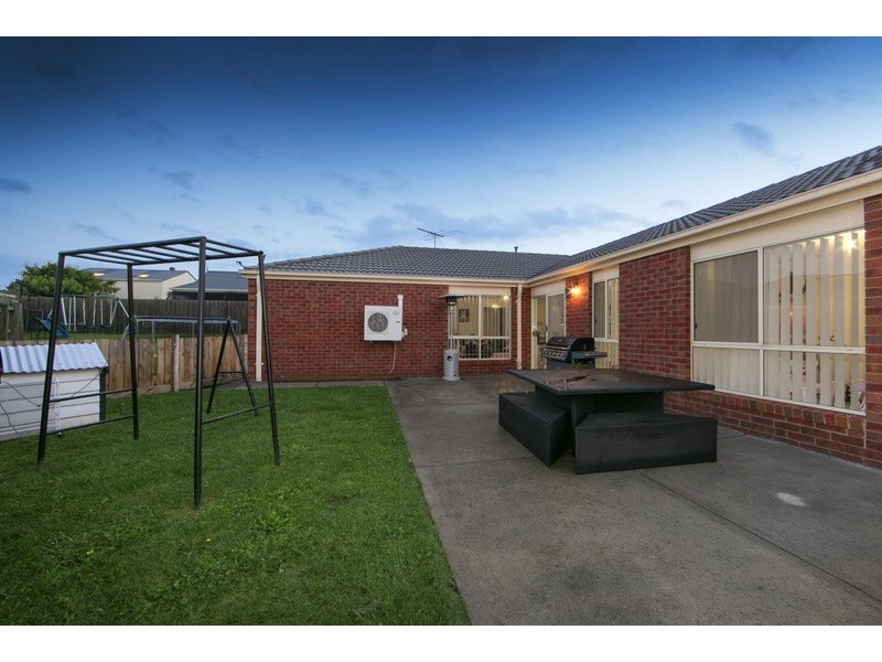 10 Oakgrove Drive, Narre Warren South VIC 3805