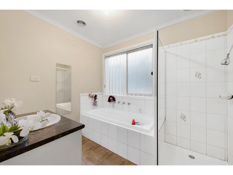 10 Oakgrove Drive, Narre Warren South VIC 3805