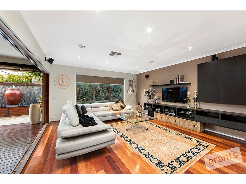 16 Lakeside Drive, Berwick VIC 3806