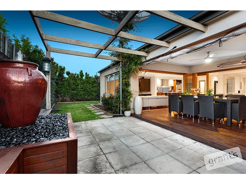 16 Lakeside Drive, Berwick VIC 3806