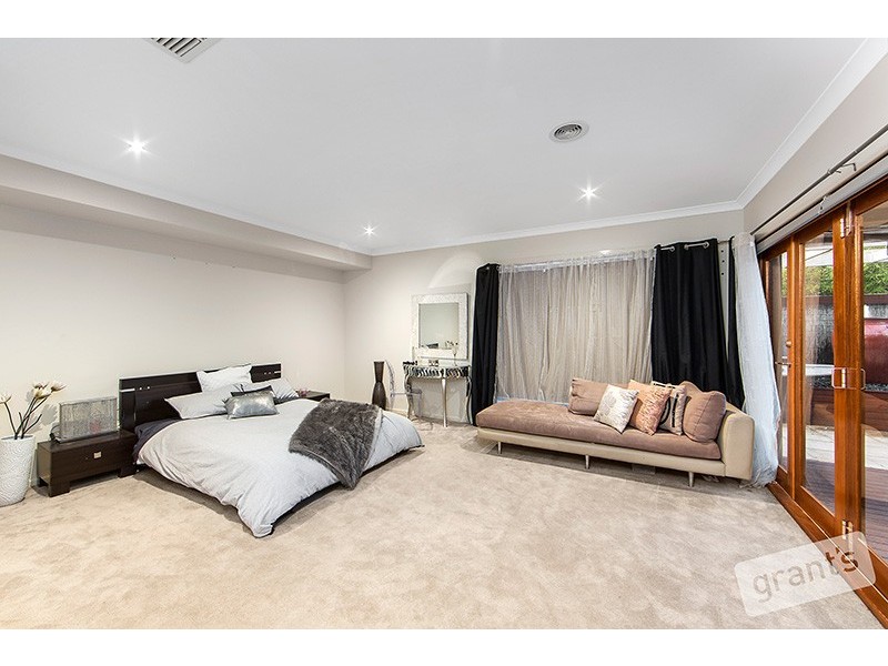 16 Lakeside Drive, Berwick VIC 3806