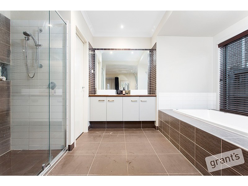 16 Lakeside Drive, Berwick VIC 3806