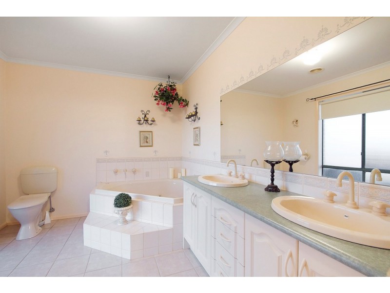 8 Deakin Court, Berwick VIC 3806