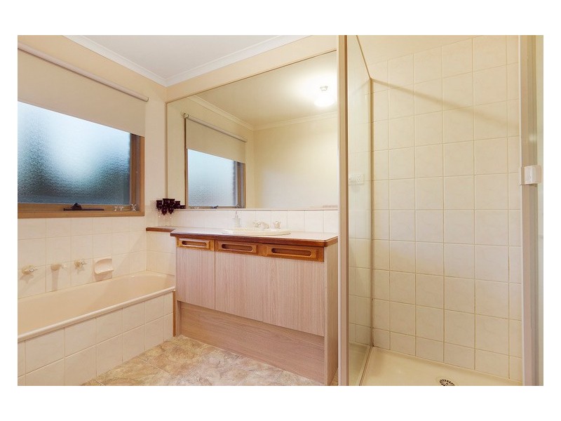 2 Kingsmere Drive, Berwick VIC 3806