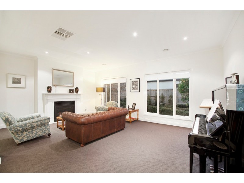 11 Ros Way, Berwick VIC 3806