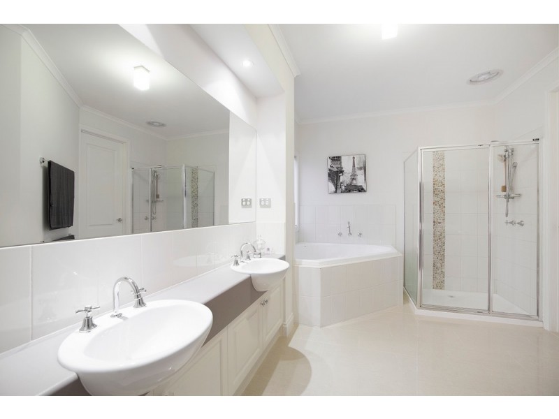 11 Ros Way, Berwick VIC 3806