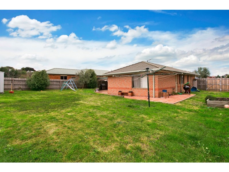 18 Lake View Drive, Narre Warren South VIC 3805