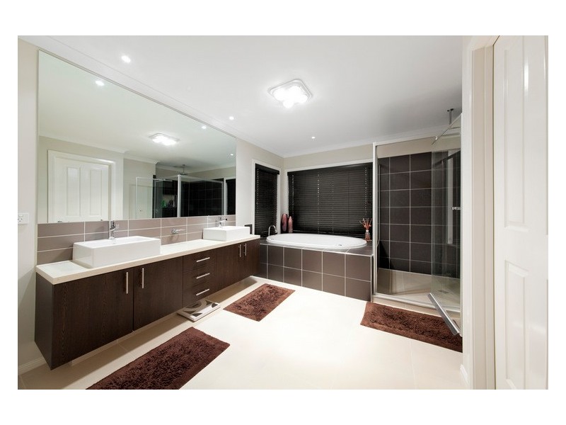 30 Lakeside Drive, Berwick VIC 3806