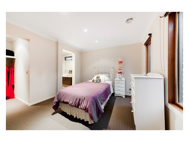 30 Lakeside Drive, Berwick VIC 3806