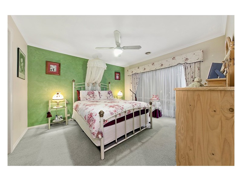 15 Claremont Glen, Berwick VIC 3806